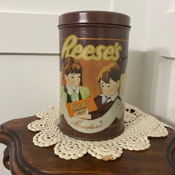 Vintage Reese’s Tin. Condition issues-preloved - Picture 2 of 10